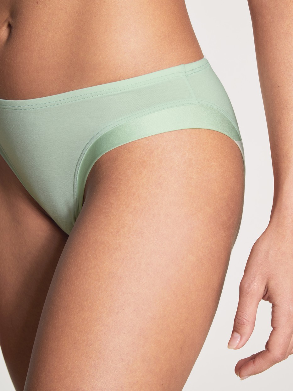 Brief, regular cut