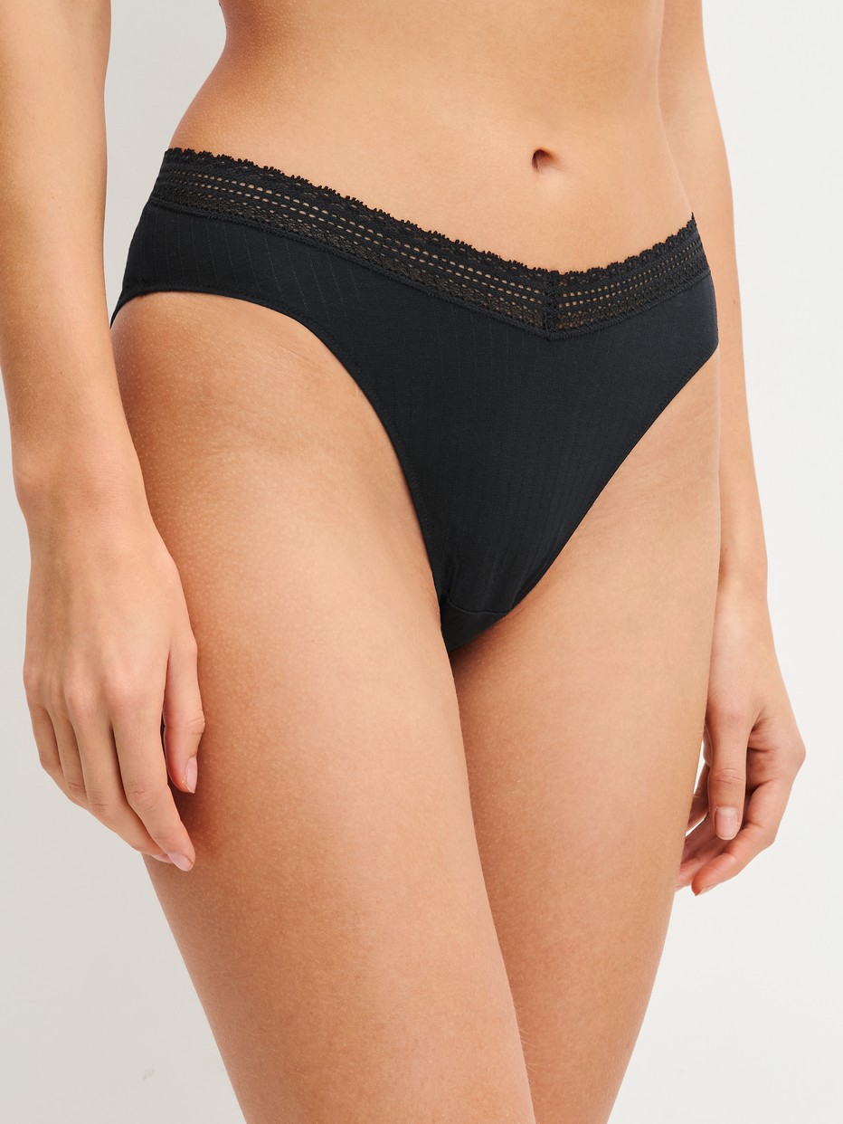 Le mannequin Femme porte le/la Culottes brésilienne en Modal de couleur Noir, Unicolore, de la série Etude Ajours de CALIDA, Vue de face