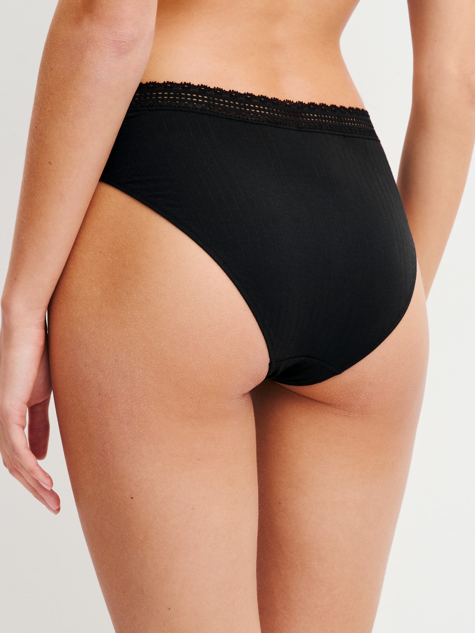 Le mannequin Femme porte le/la Culottes brésilienne en Modal de couleur Noir, Unicolore, de la série Etude Ajours de CALIDA, Vue arrière