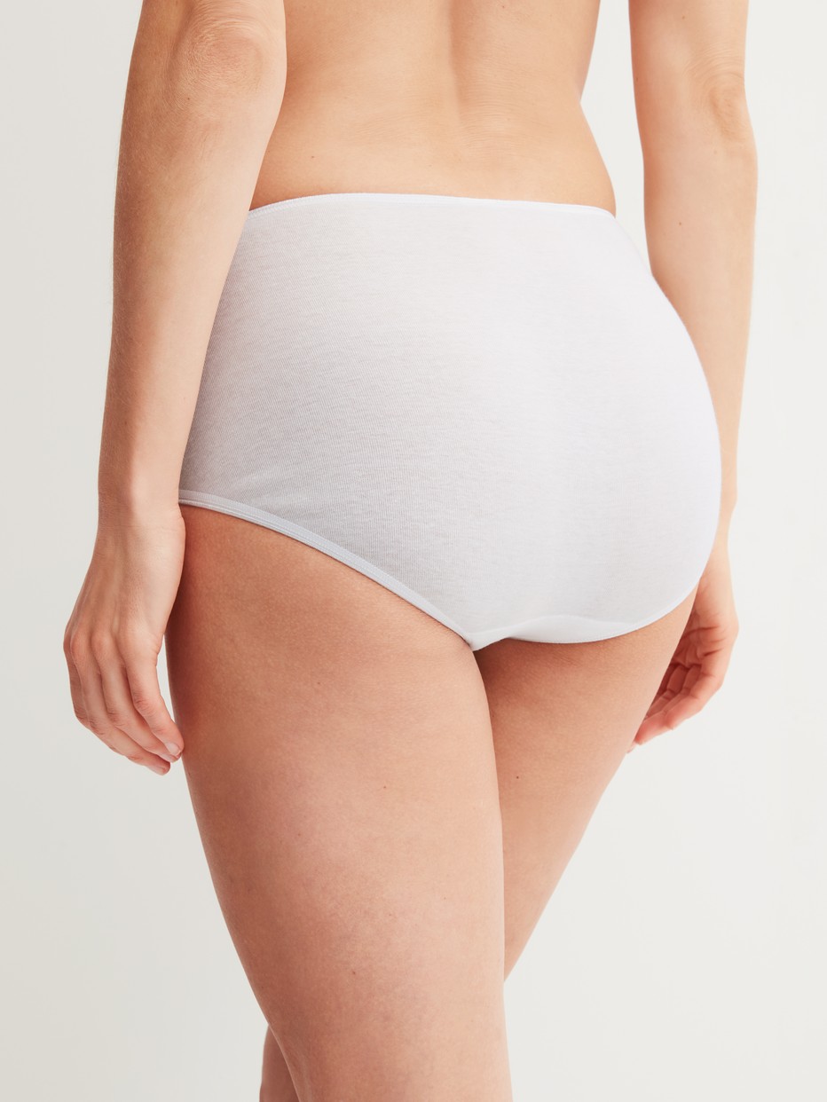 La modella / Il modello Donna indossa Midi Slip in 100% cotone di colore Bianco, Pizzo, della serie Cotton Desire di CALIDA, Vista posteriore