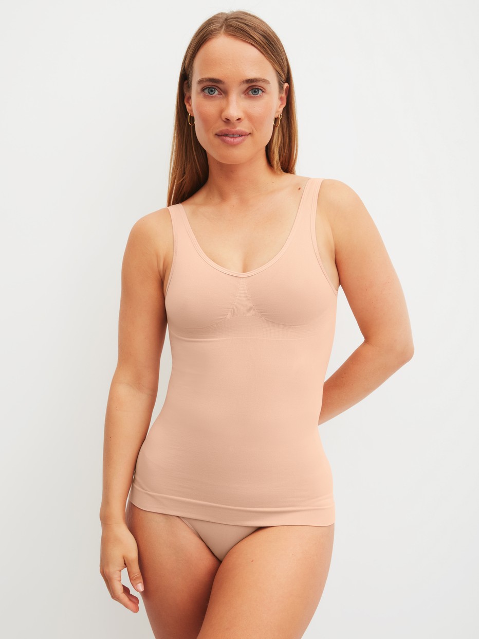 La modella / Il modello Donna indossa Slip modellante in Poliammide di colore Rosa, Tinta unita, della serie Seamless Shape di CALIDA, Abbigliamento