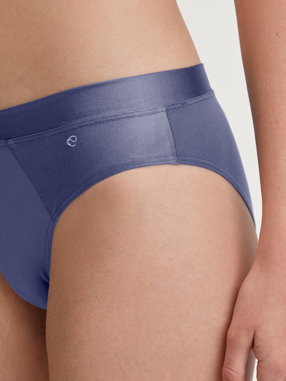 Damen-Model trägt Slip aus Baumwolle in Blau, Einfarbig aus Serie Cate von CALIDA, Vorderansicht