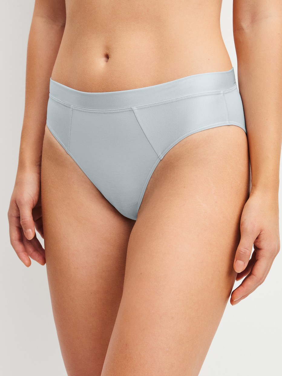 La modella / Il modello Donna indossa Slip in Cotone di colore Blu, Tinta unita, della serie Cate di CALIDA, Vista frontale