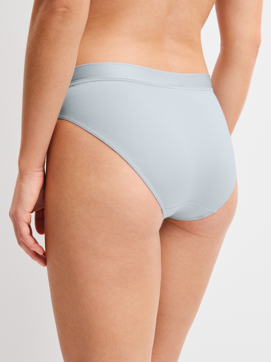 La modella / Il modello Donna indossa Slip in Cotone di colore Blu, Tinta unita, della serie Cate di CALIDA, Vista posteriore