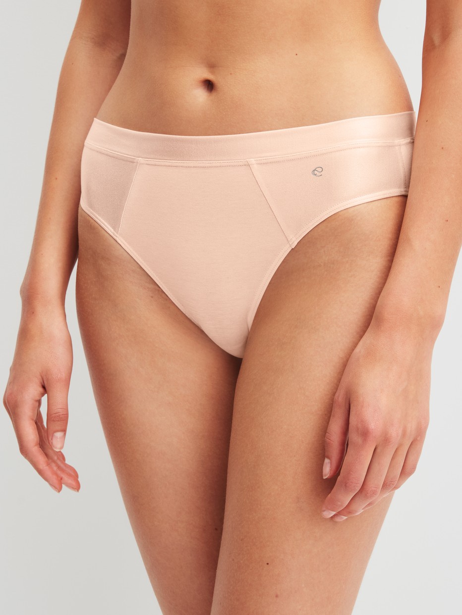Damen-Model trägt Slip aus Baumwolle in Rosa, Einfarbig aus Serie Cate von CALIDA, Vorderansicht