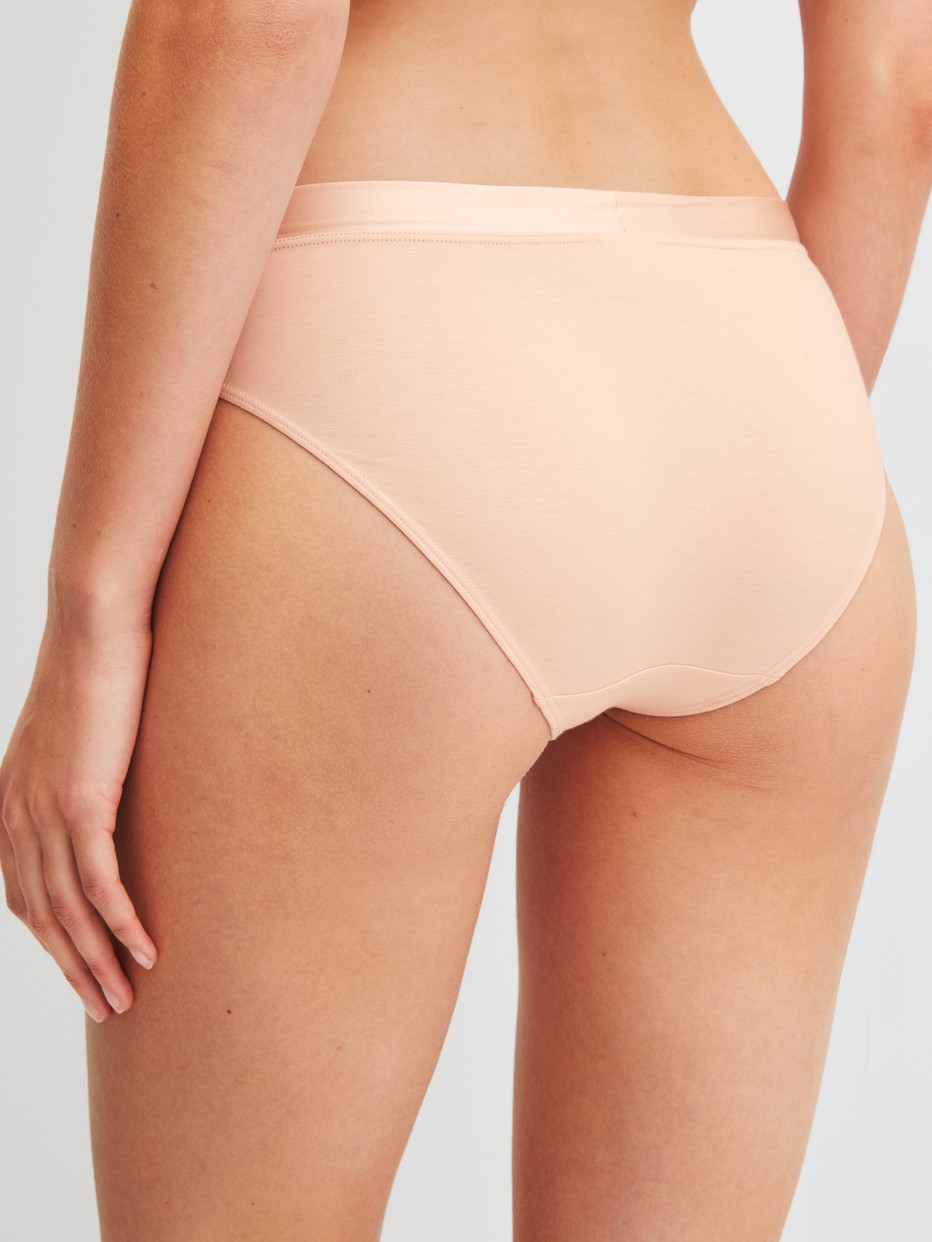 Damen-Model trägt Slip aus Baumwolle in Rosa, Einfarbig aus Serie Cate von CALIDA, Rückansicht