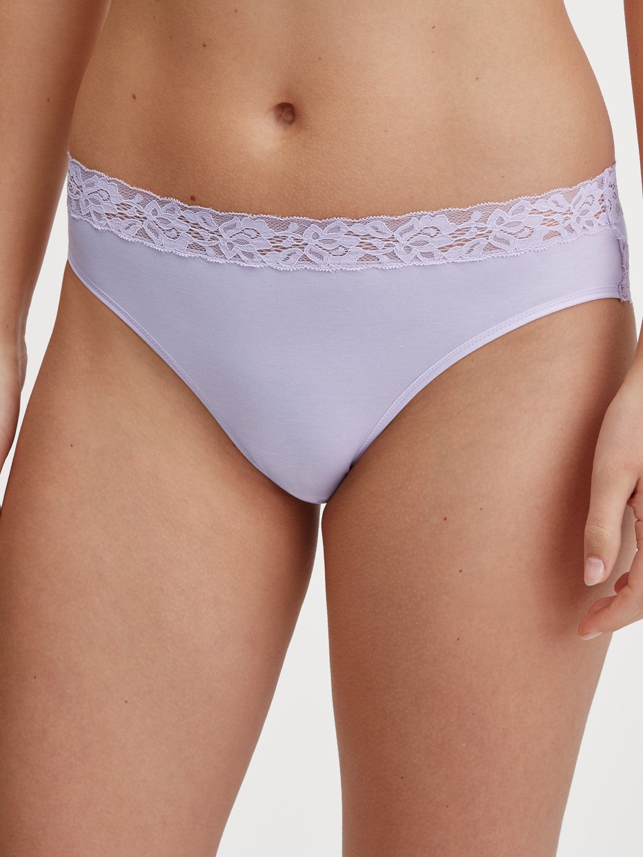 Damen-Model trägt Slip, regular cut aus Baumwolle in Violett, Spitze aus Serie Natural Comfort Lace von CALIDA, Vorderansicht