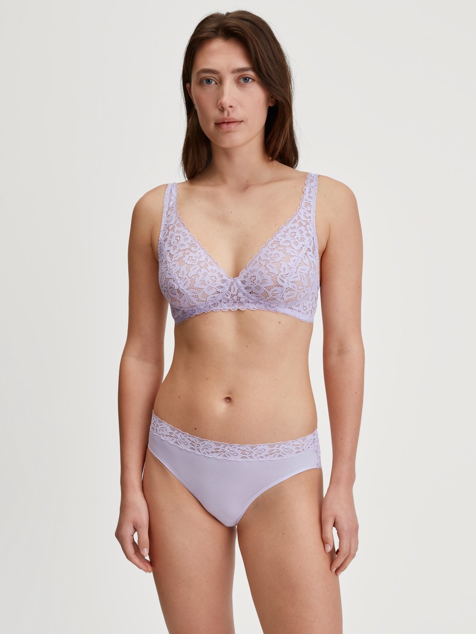 Damen-Model trägt Slip, regular cut aus Baumwolle in Violett, Spitze aus Serie Natural Comfort Lace von CALIDA, Outfit