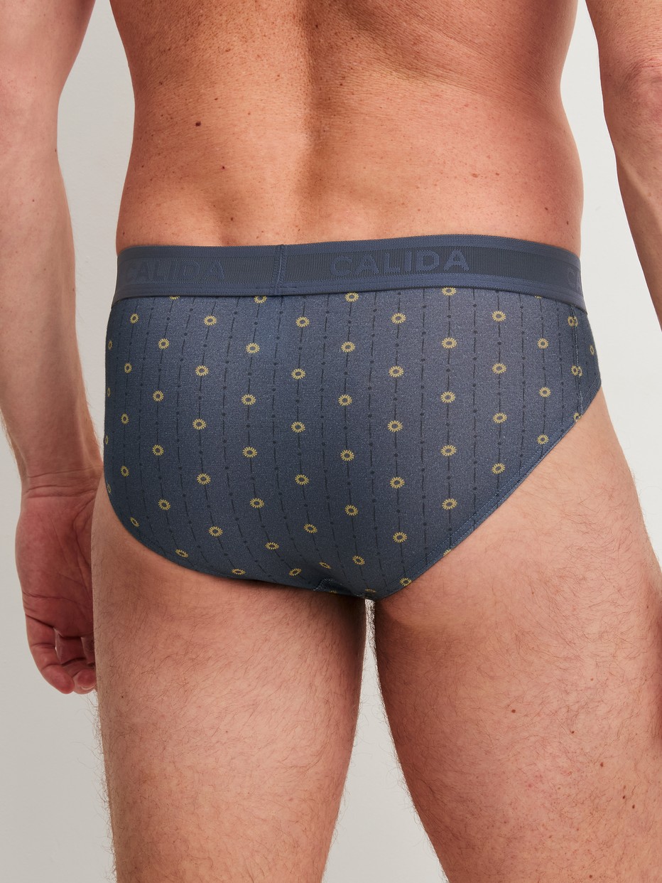 La modella / Il modello Uomo indossa Slip, high waist in Cotone di colore Grigio, Modello, della serie EDITION 85 di CALIDA, Vista posteriore