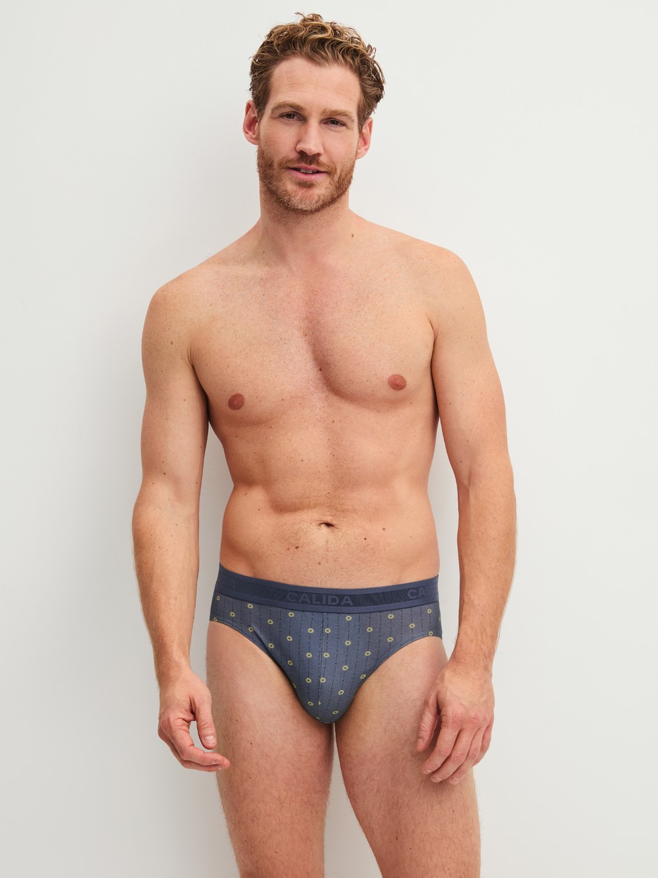 La modella / Il modello Uomo indossa Slip, high waist in Cotone di colore Grigio, Modello, della serie EDITION 85 di CALIDA, Abbigliamento