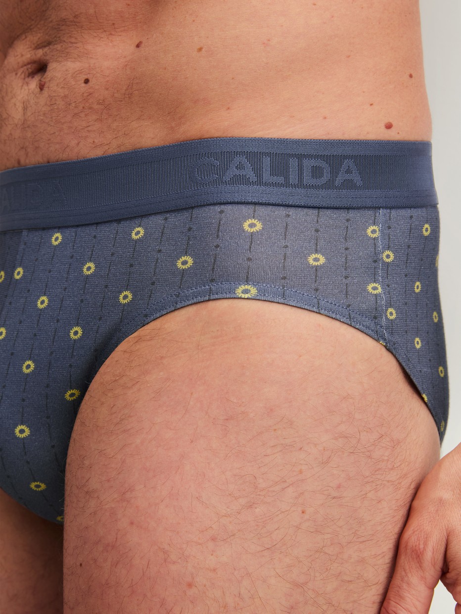 La modella / Il modello Uomo indossa Slip, high waist in Cotone di colore Grigio, Modello, della serie EDITION 85 di CALIDA, Dettaglio