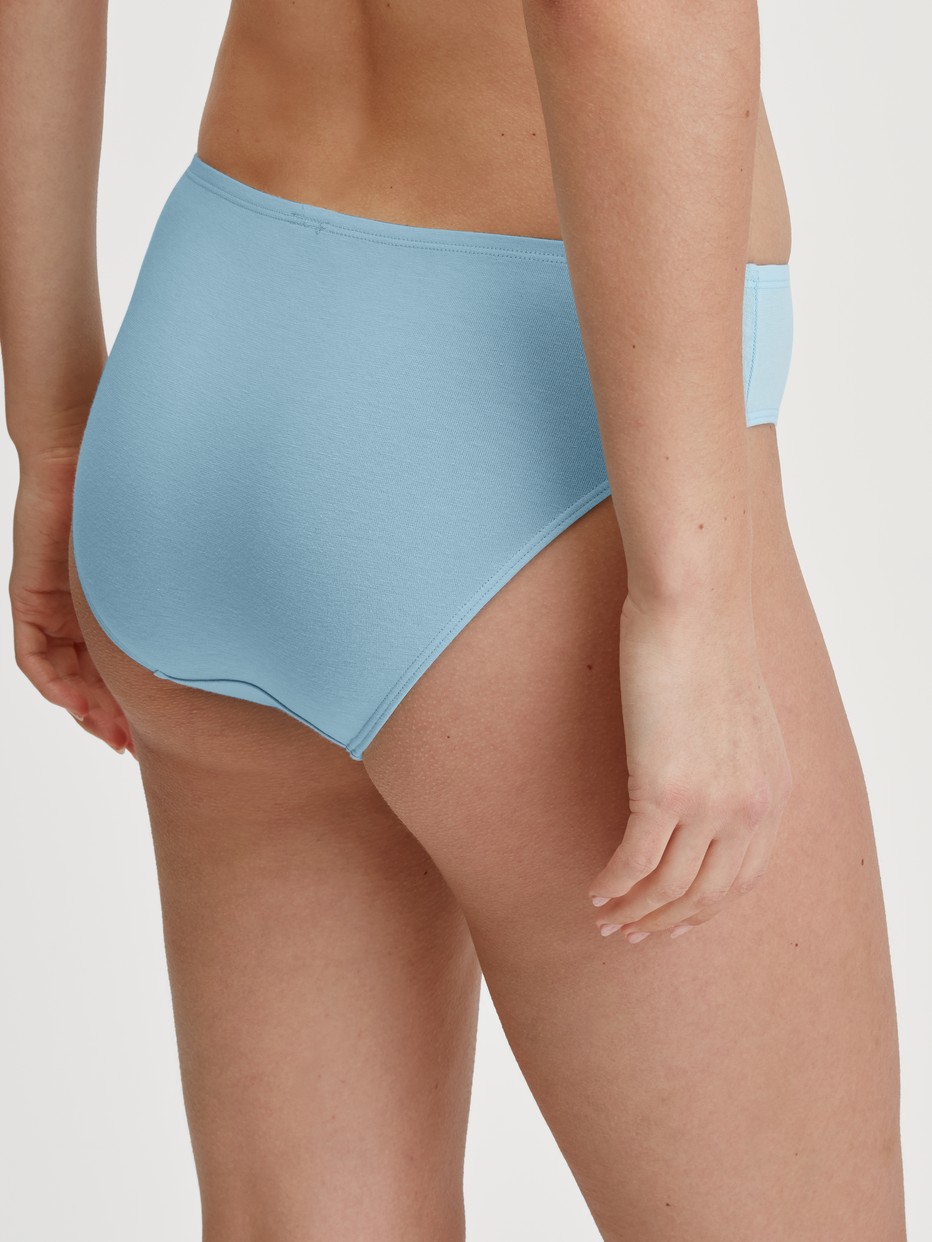 Brief, regular cut