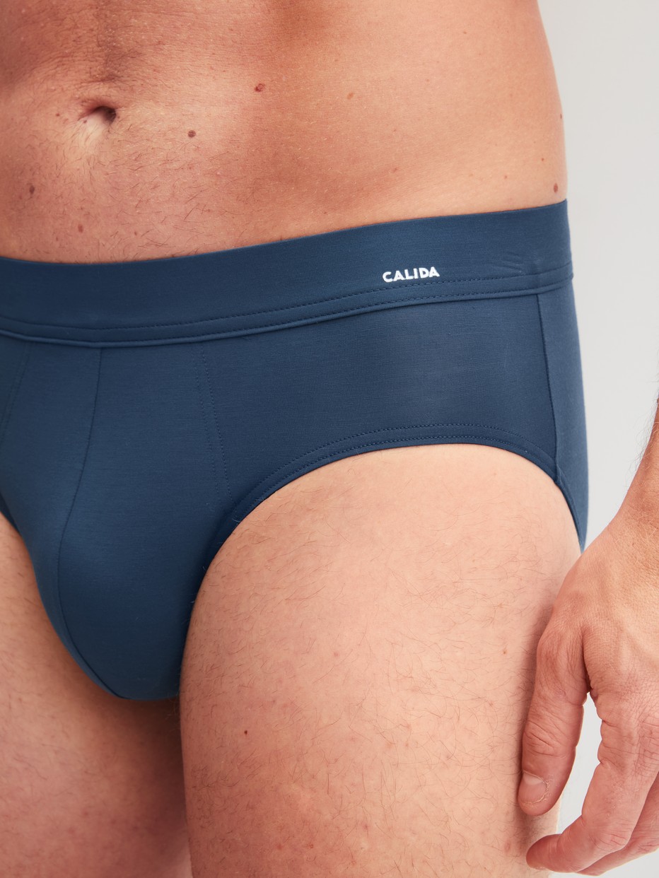 La modella / Il modello Uomo indossa Slip in Modal di colore Blu, Tinta unita, della serie Balanced Day di CALIDA, Dettaglio