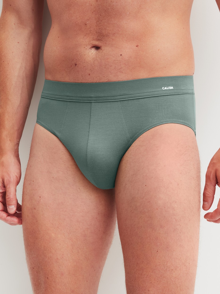 La modella / Il modello Uomo indossa Slip in Modal di colore Verde, Tinta unita, della serie Balanced Day di CALIDA, Vista frontale