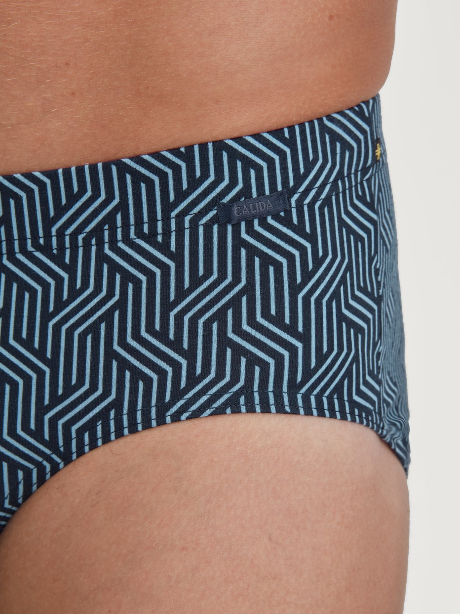 Men model is wearing Brief made of TENCEL™ in Blue, Patterned from the Focus Trend series by CALIDA, Detail