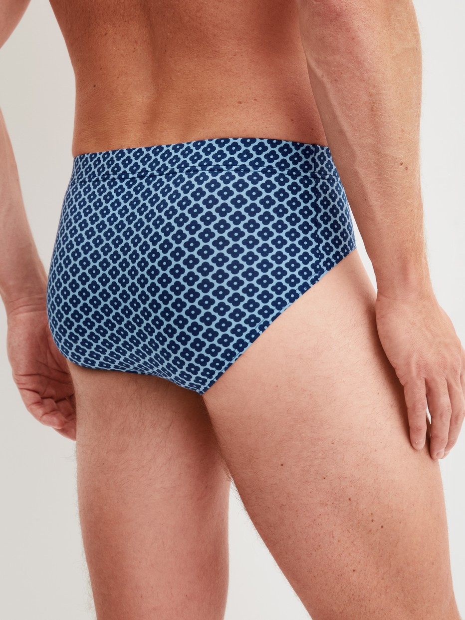 La modella / Il modello Uomo indossa Slip in Lyocell di colore Blu, Modello, della serie Focus Trend di CALIDA, Vista posteriore