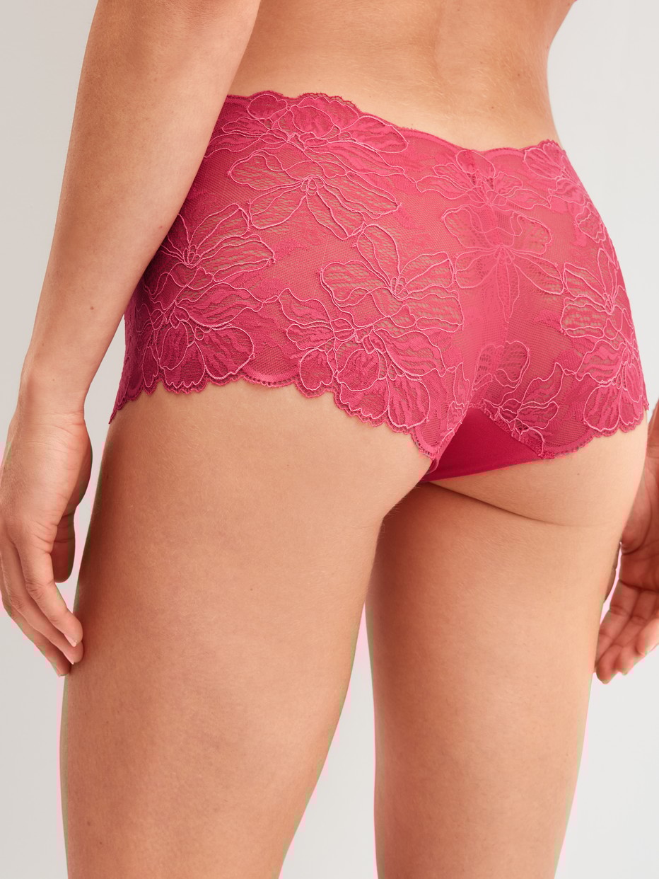 La modella / Il modello Donna indossa Slip a vita alta in Modal di colore Rosa, Pizzo, della serie Modal Love di CALIDA, Vista posteriore