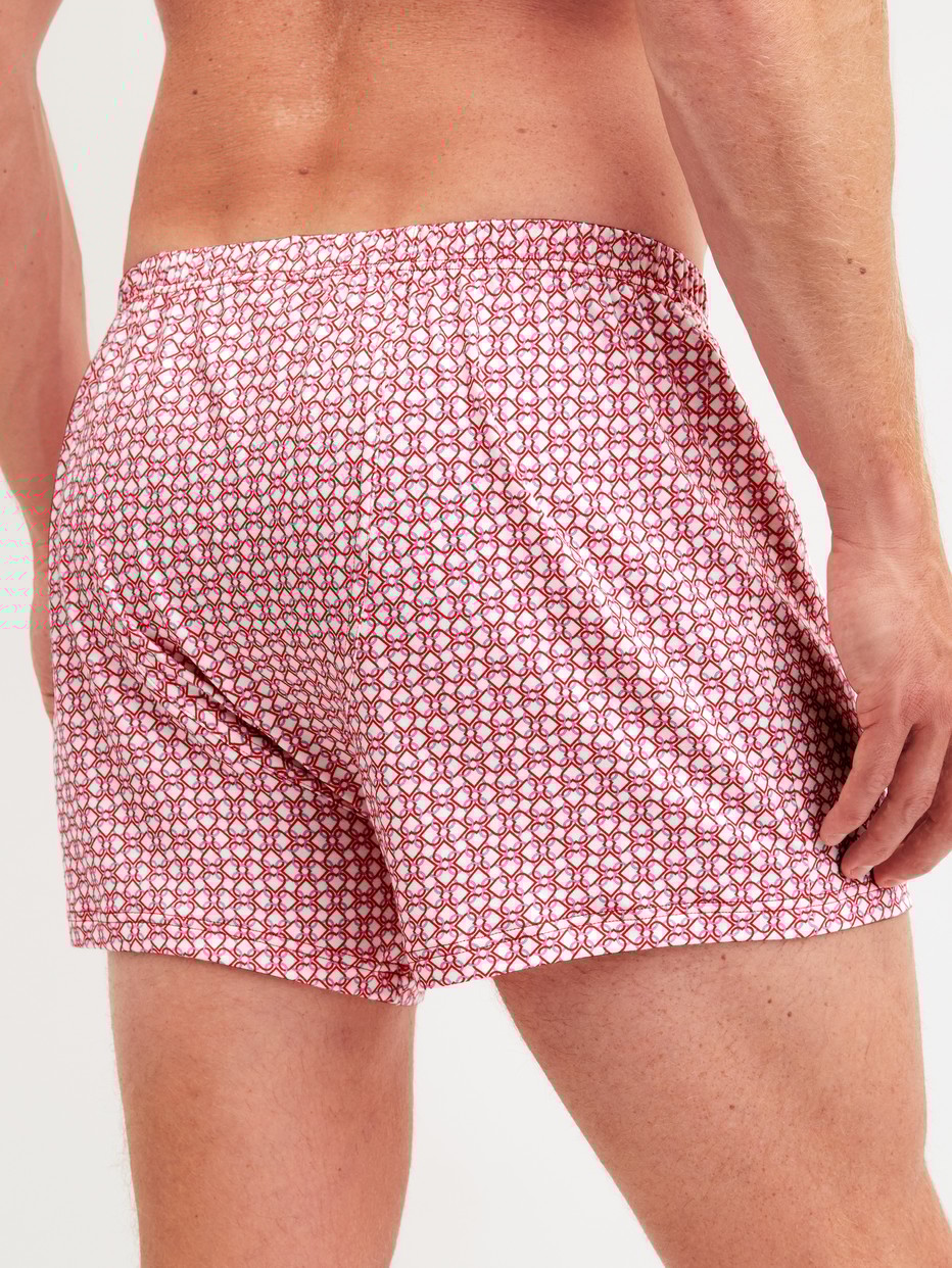 Herren-Model trägt Boxershorts aus Baumwolle in Rot, Gemustert aus Serie Valentine von CALIDA, Rückansicht