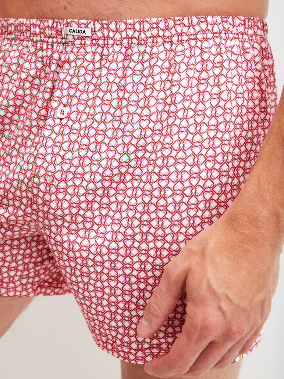 Herren-Model trägt Boxershorts aus Baumwolle in Rot, Gemustert aus Serie Valentine von CALIDA, Detail