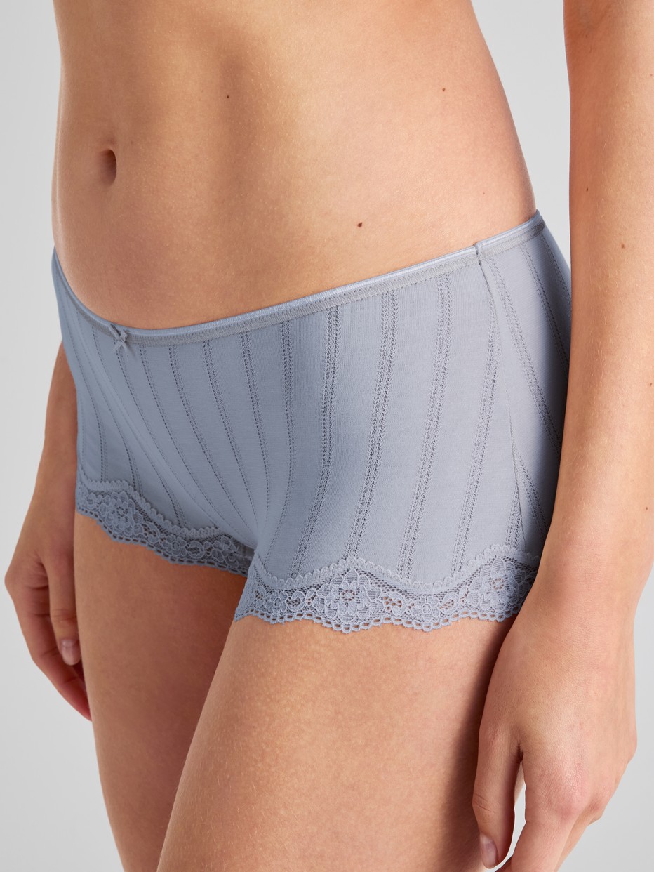 Damen-Model trägt Panty, low cut aus Baumwolle in Blau, Spitze aus Serie Etude Toujours von CALIDA, Detail