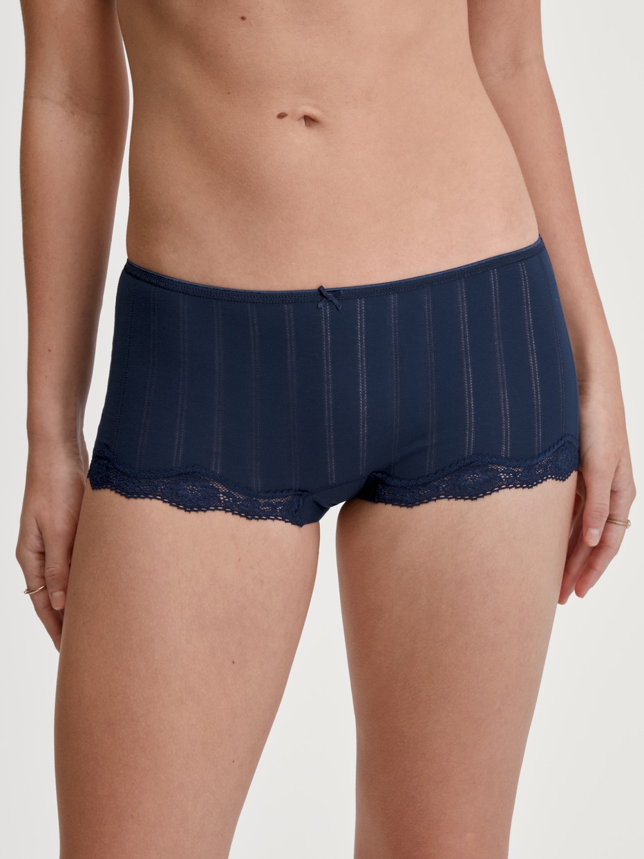 Damen-Model trägt Panty, low cut aus Baumwolle in Blau, Spitze aus Serie Etude Toujours von CALIDA, Vorderansicht