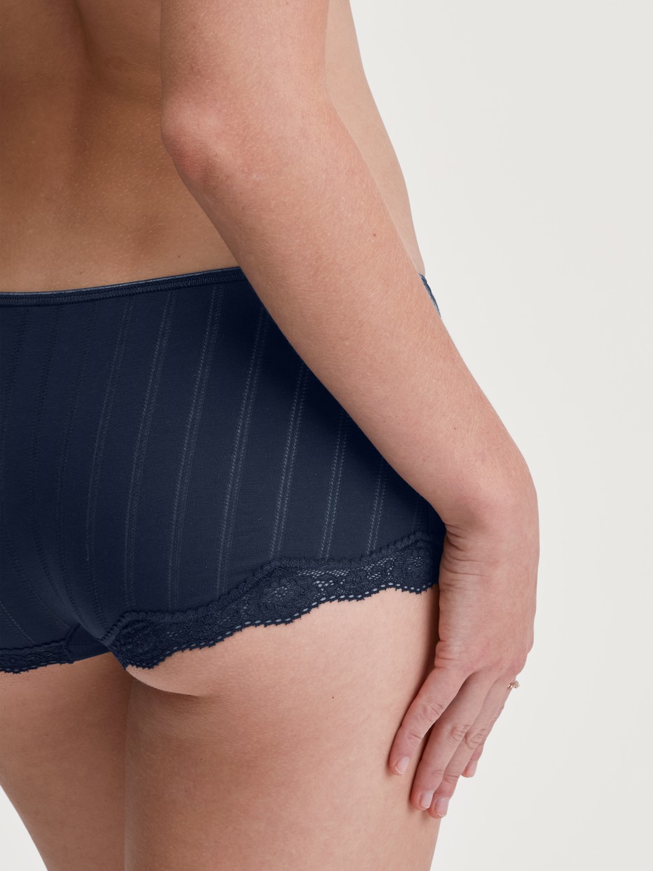 Damen-Model trägt Panty, low cut aus Baumwolle in Blau, Spitze aus Serie Etude Toujours von CALIDA, Detail