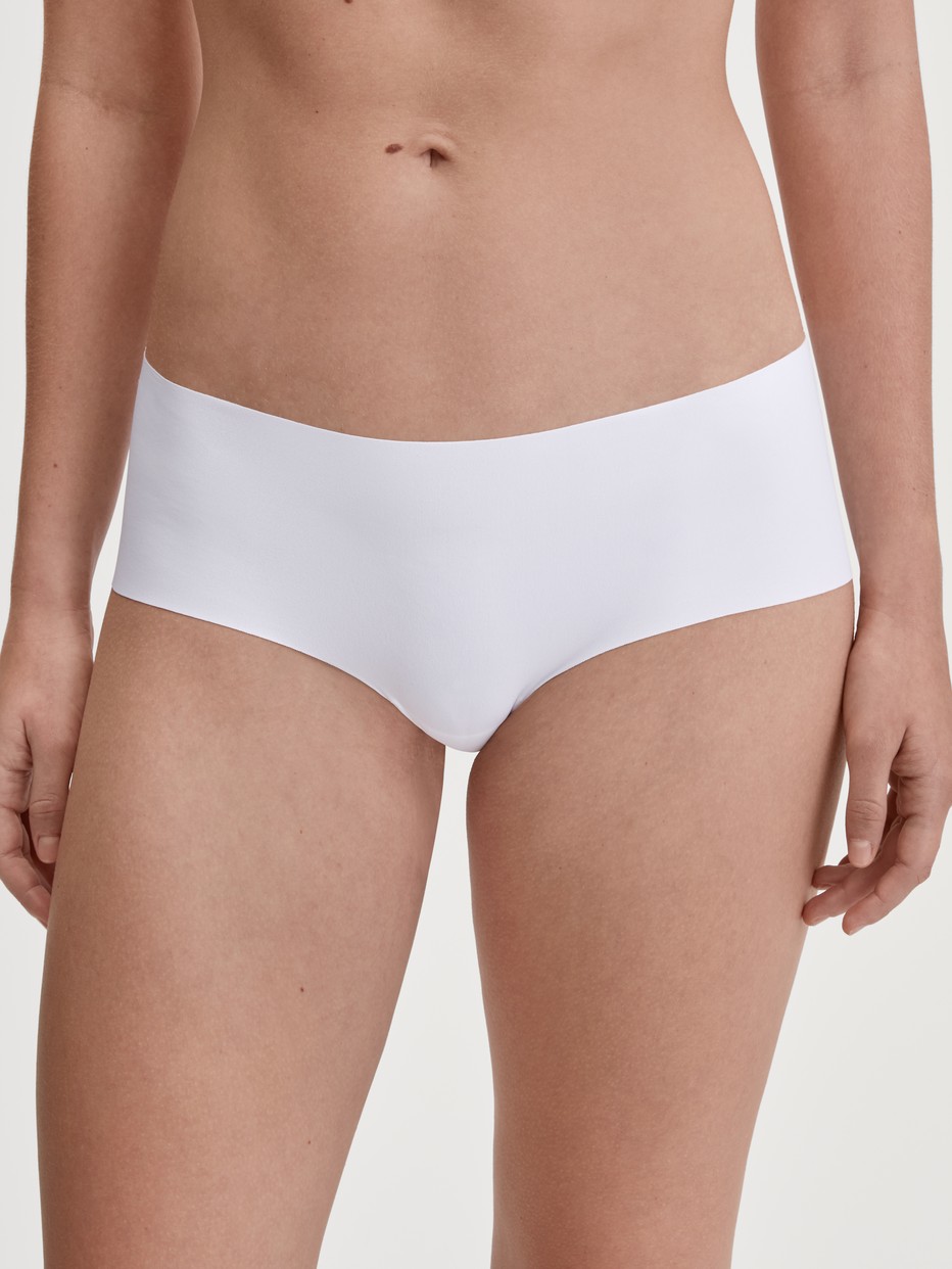 Damen-Model trägt Panty, low cut aus Polyamid in Weiß, Einfarbig aus Serie Sleek Skin von CALIDA, Vorderansicht