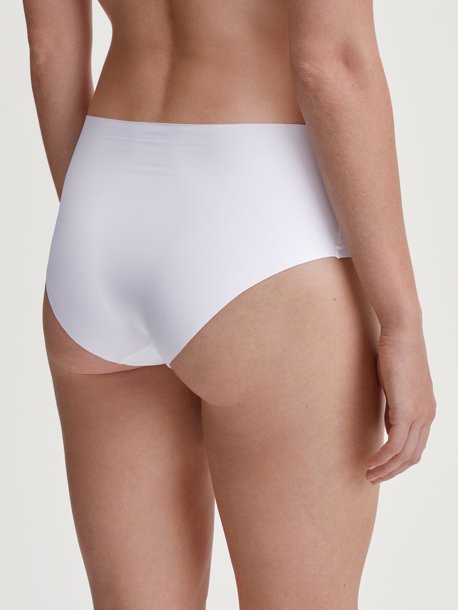 Damen-Model trägt Panty, low cut aus Polyamid in Weiß, Einfarbig aus Serie Sleek Skin von CALIDA, Rückansicht