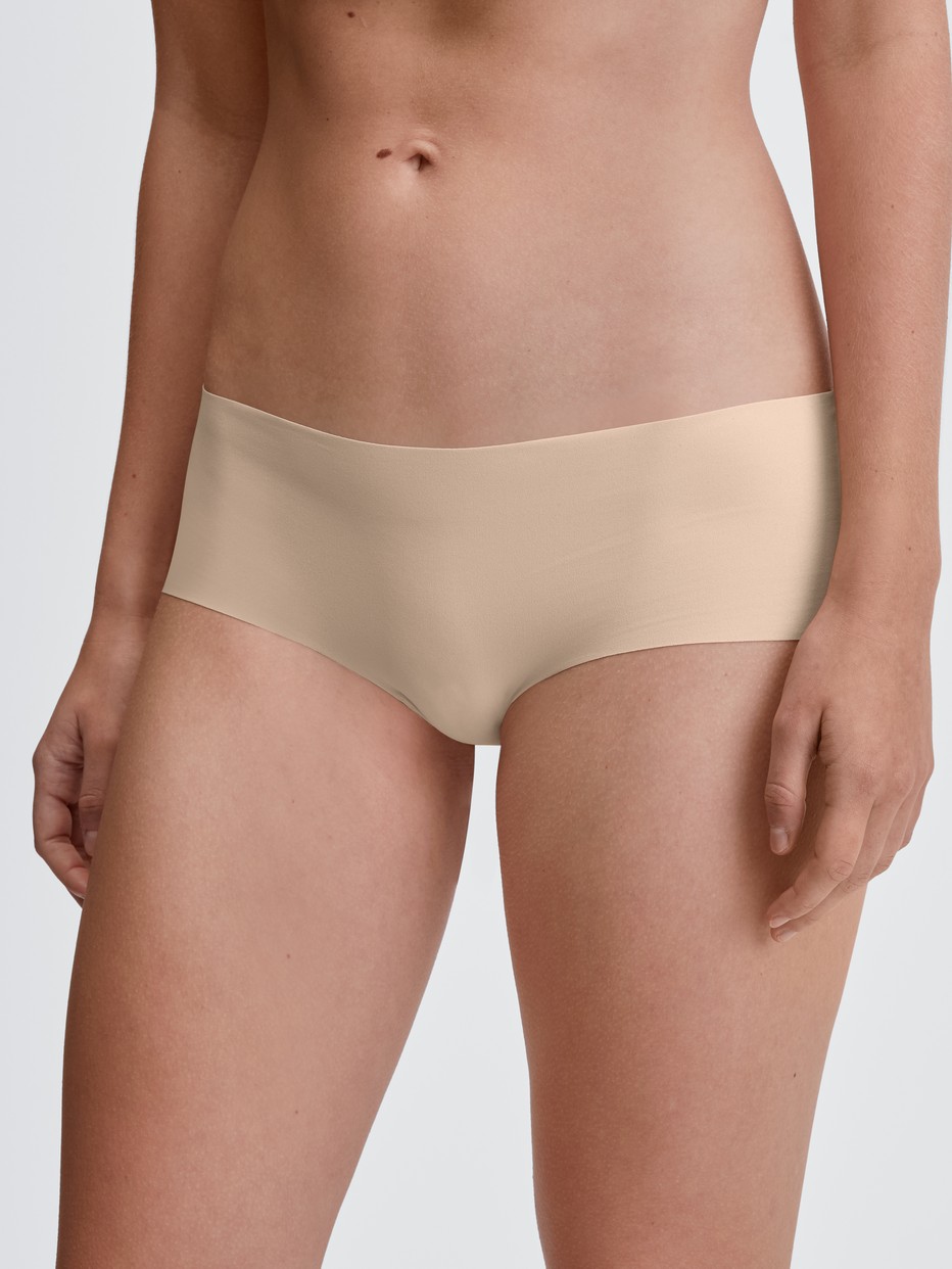Damen-Model trägt Panty, low cut aus Polyamid in Rosa, Einfarbig aus Serie Sleek Skin von CALIDA, Vorderansicht