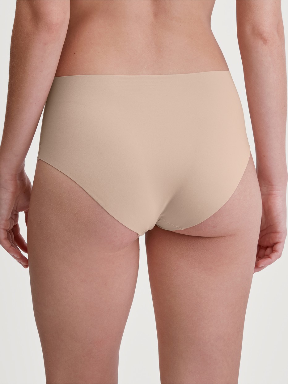 Damen-Model trägt Panty, low cut aus Polyamid in Rosa, Einfarbig aus Serie Sleek Skin von CALIDA, Vorderansicht