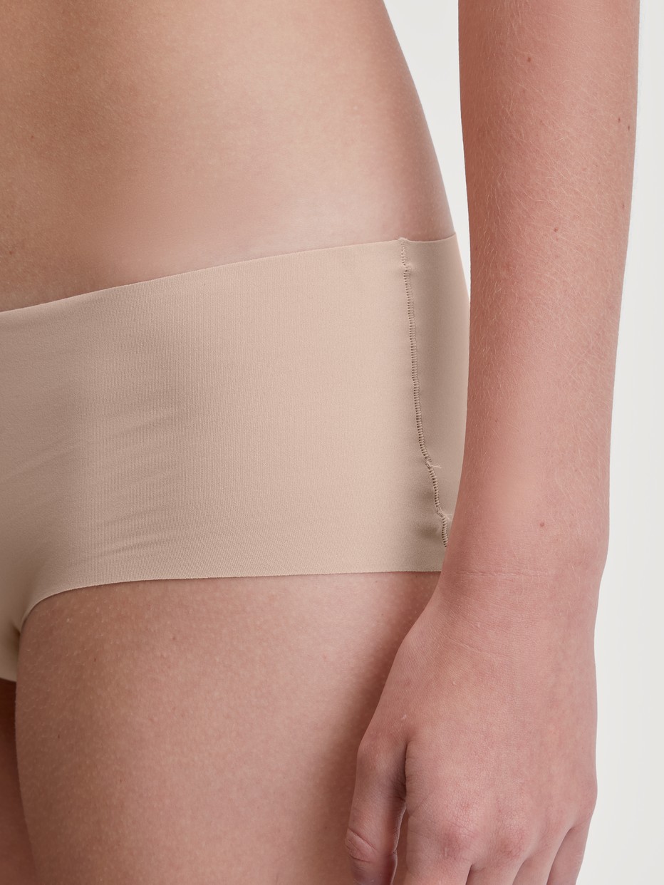 Damen-Model trägt Panty, low cut aus Polyamid in Rosa, Einfarbig aus Serie Sleek Skin von CALIDA, Detail