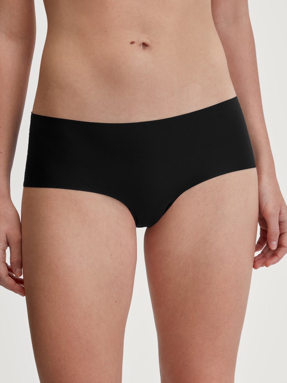 Damen-Model trägt Panty, low cut aus Polyamid in Schwarz, Einfarbig aus Serie Sleek Skin von CALIDA, Vorderansicht
