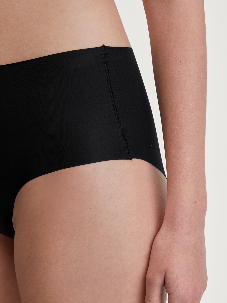 Damen-Model trägt Panty, low cut aus Polyamid in Schwarz, Einfarbig aus Serie Sleek Skin von CALIDA, Detail