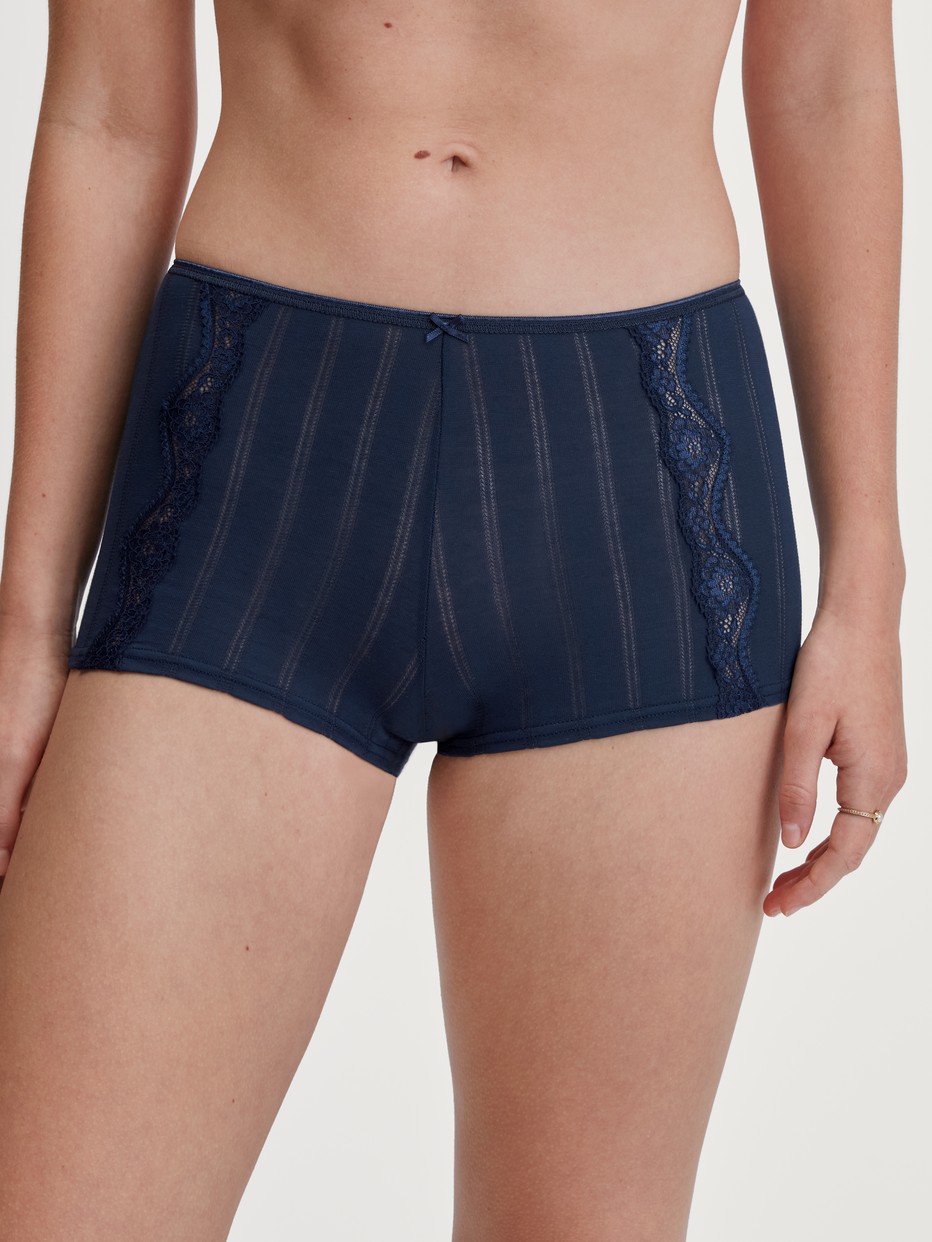 Le mannequin Femme porte le/la Panty taille haute en Coton de couleur Bleu, Dentelle, de la série Etude Toujours de CALIDA, Vue de face