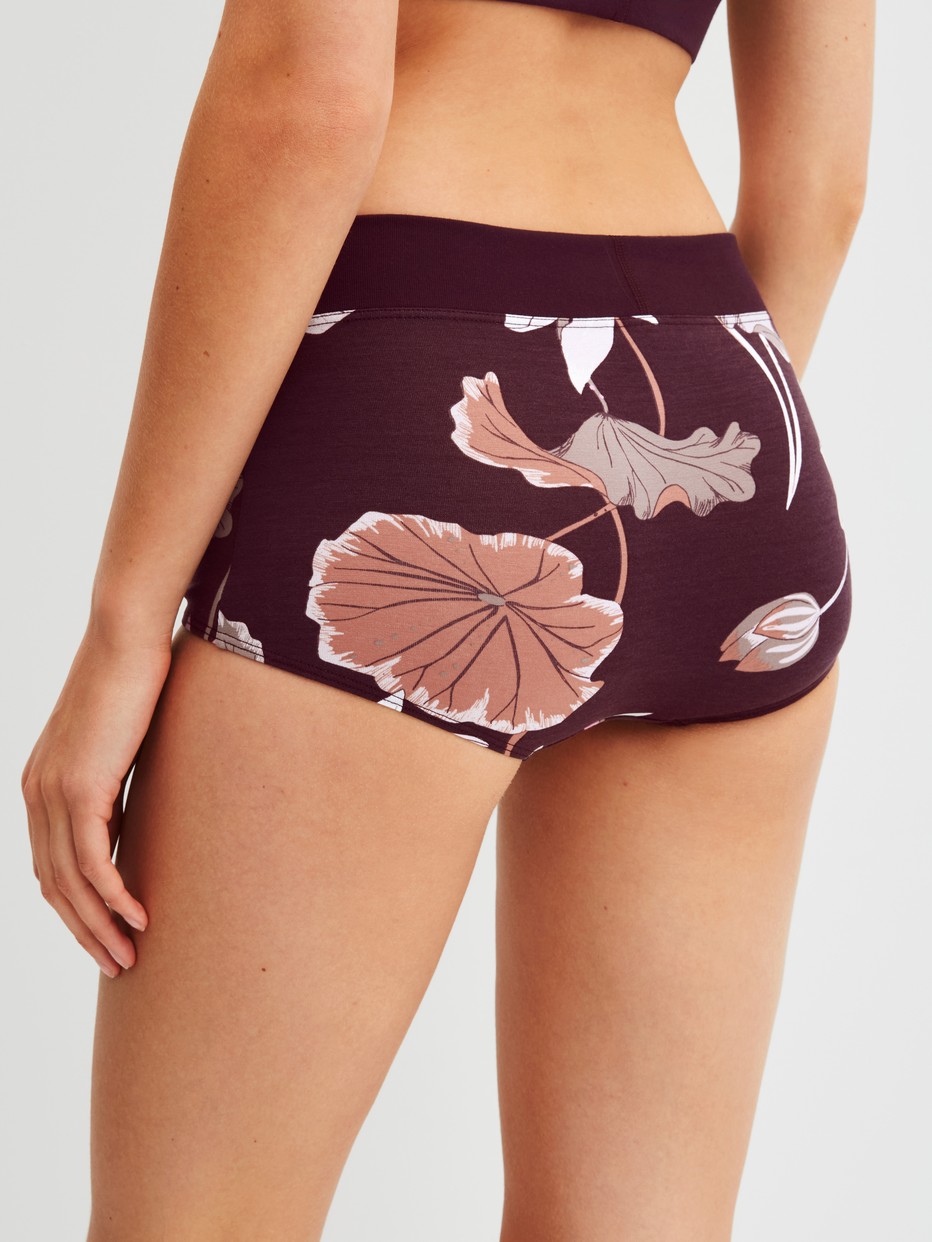 Damen-Model trägt Panty, regular cut aus Baumwolle in Rot, Floral aus Serie Elastic Trend Spec. von CALIDA, Rückansicht
