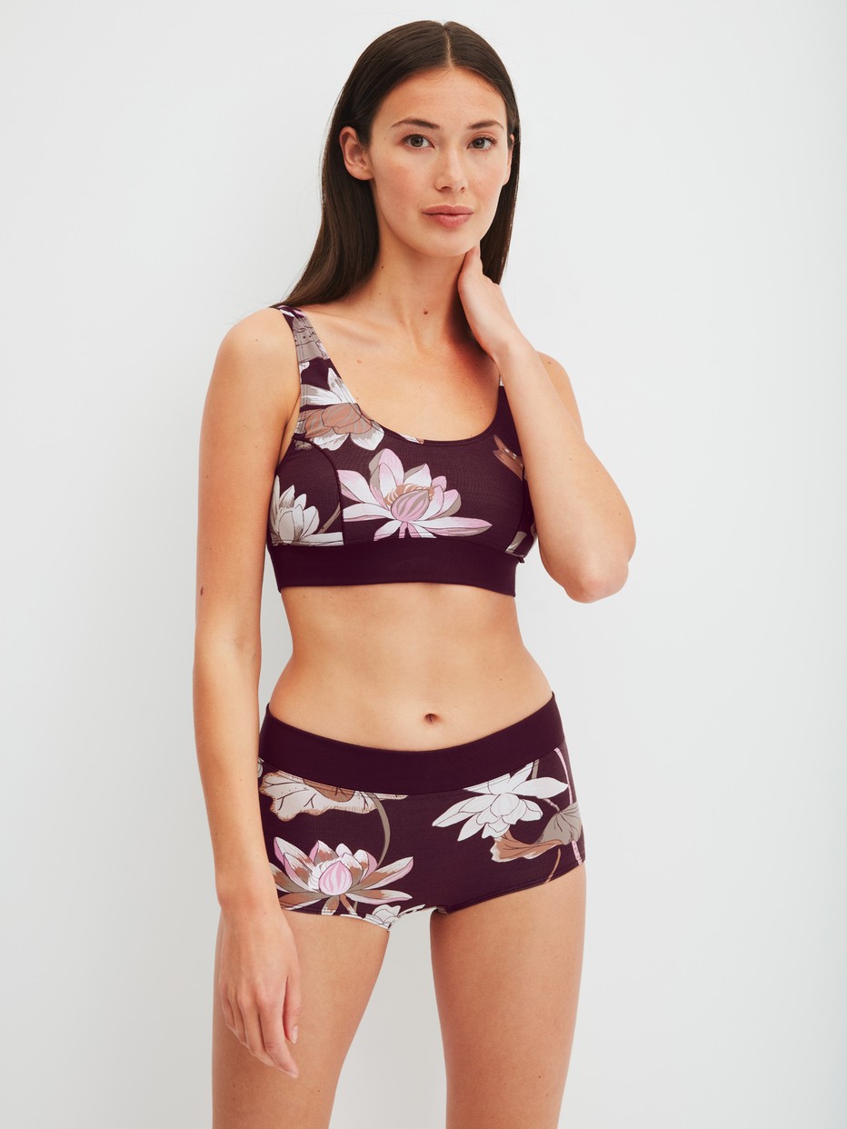 Damen-Model trägt Panty, regular cut aus Baumwolle in Rot, Floral aus Serie Elastic Trend Spec. von CALIDA, Outfit