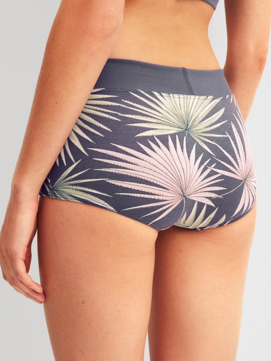 Damen-Model trägt Panty, regular cut aus Baumwolle in Grau, Floral aus Serie Elastic Trend von CALIDA, Rückansicht