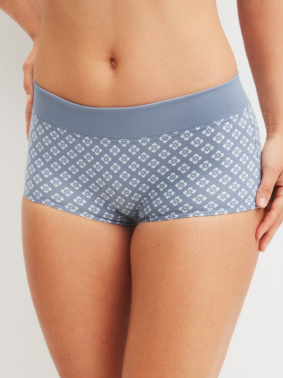 Damen-Model trägt Panty, regular cut aus Baumwolle in Blau, Kariert aus Serie Elastic Trend von CALIDA, Vorderansicht