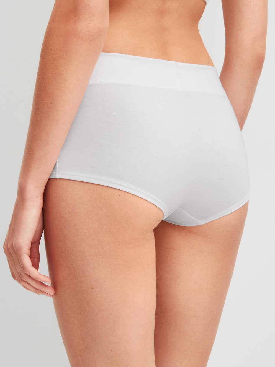 La modella / Il modello Donna indossa Panty taglio regolare in Cotone di colore Bianco, Tinta unita, della serie Elastic Special di CALIDA, Vista posteriore