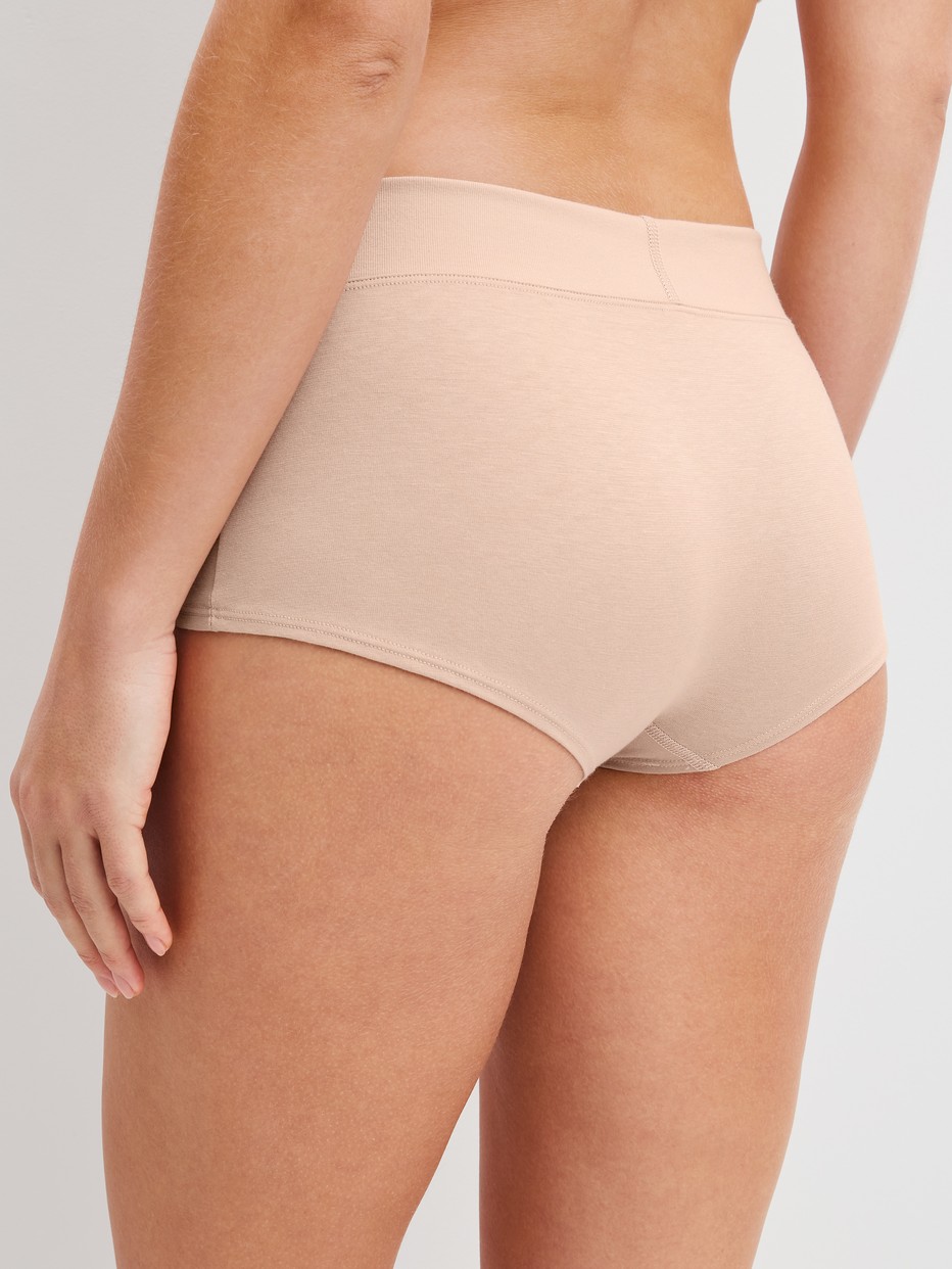 Damen-Model trägt Panty, regular cut aus Baumwolle in Beige, Einfarbig aus Serie Elastic von CALIDA, Rückansicht