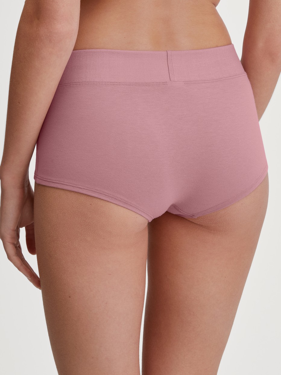 La modella / Il modello Donna indossa Panty taglio regolare in Cotone di colore Rosa, Tinta unita, della serie Elastic di CALIDA, Vista posteriore