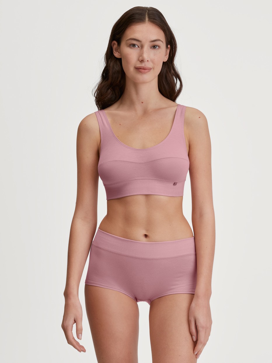 La modella / Il modello Donna indossa Panty taglio regolare in Cotone di colore Rosa, Tinta unita, della serie Elastic di CALIDA, Abbigliamento