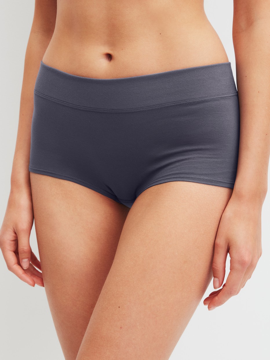 Damen-Model trägt Panty, regular cut aus Baumwolle in Grau, Einfarbig aus Serie Elastic von CALIDA, Vorderansicht