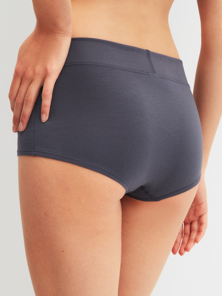 Damen-Model trägt Panty, regular cut aus Baumwolle in Grau, Einfarbig aus Serie Elastic von CALIDA, Rückansicht