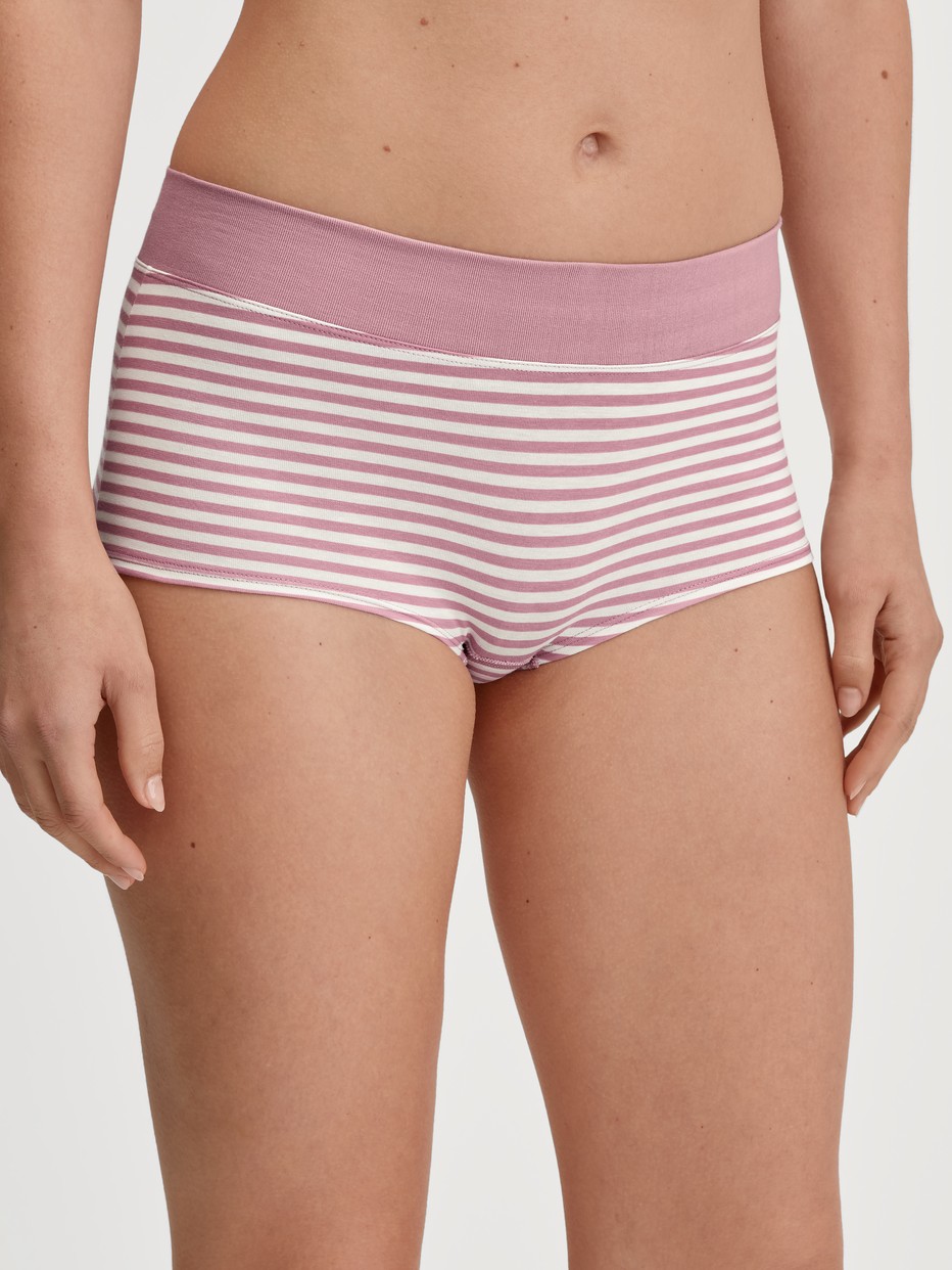 Damen-Model trägt Panty, regular cut aus Baumwolle in Rosa, Gestreift aus Serie Elastic von CALIDA, Vorderansicht