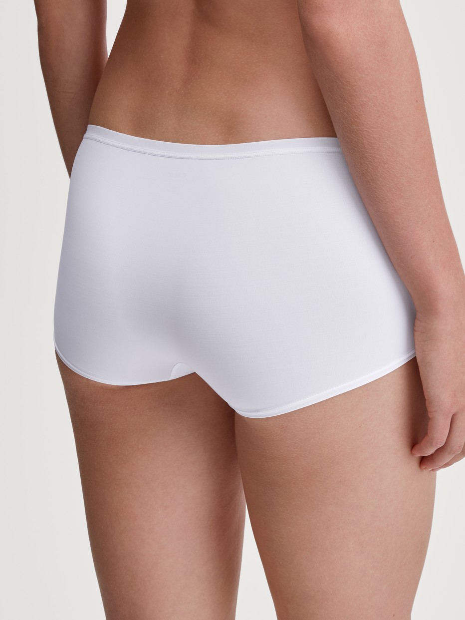 La modella / Il modello Donna indossa Panty taglio regolare in Poliammide di colore Bianco, Tinta unita, della serie Sleek Skin di CALIDA, Vista posteriore