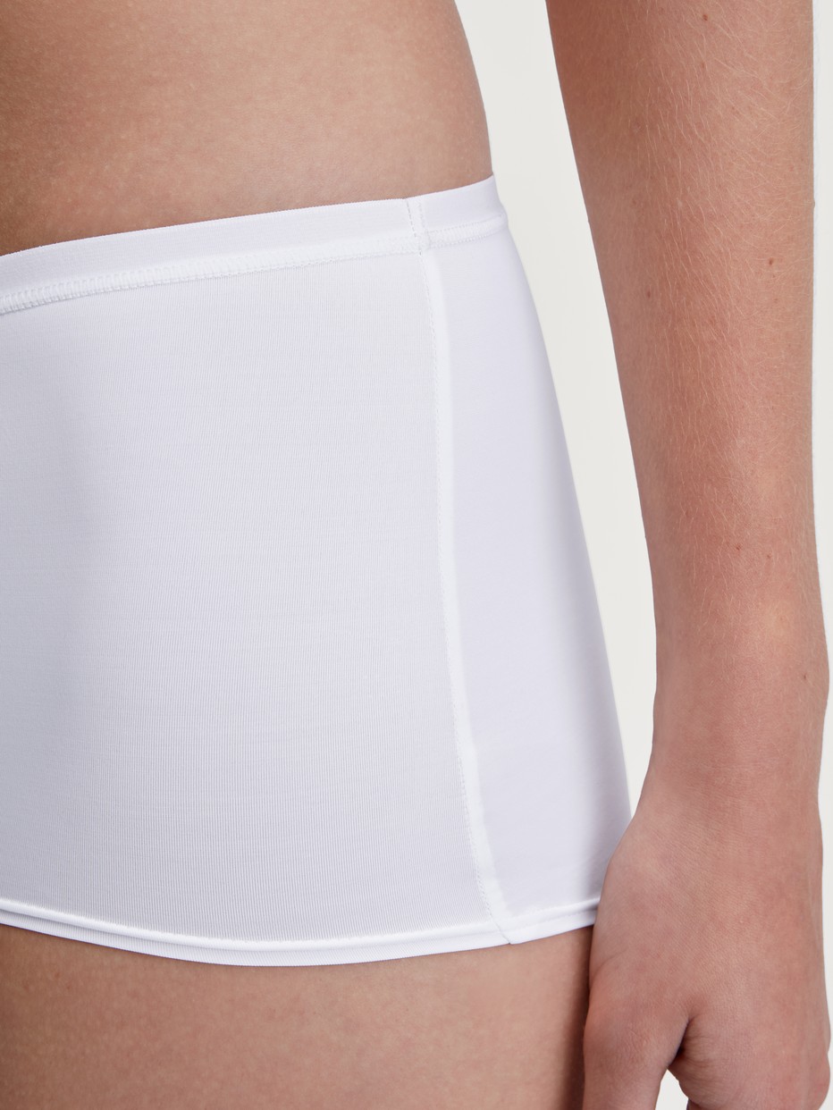 La modella / Il modello Donna indossa Panty taglio regolare in Poliammide di colore Bianco, Tinta unita, della serie Sleek Skin di CALIDA, Dettaglio