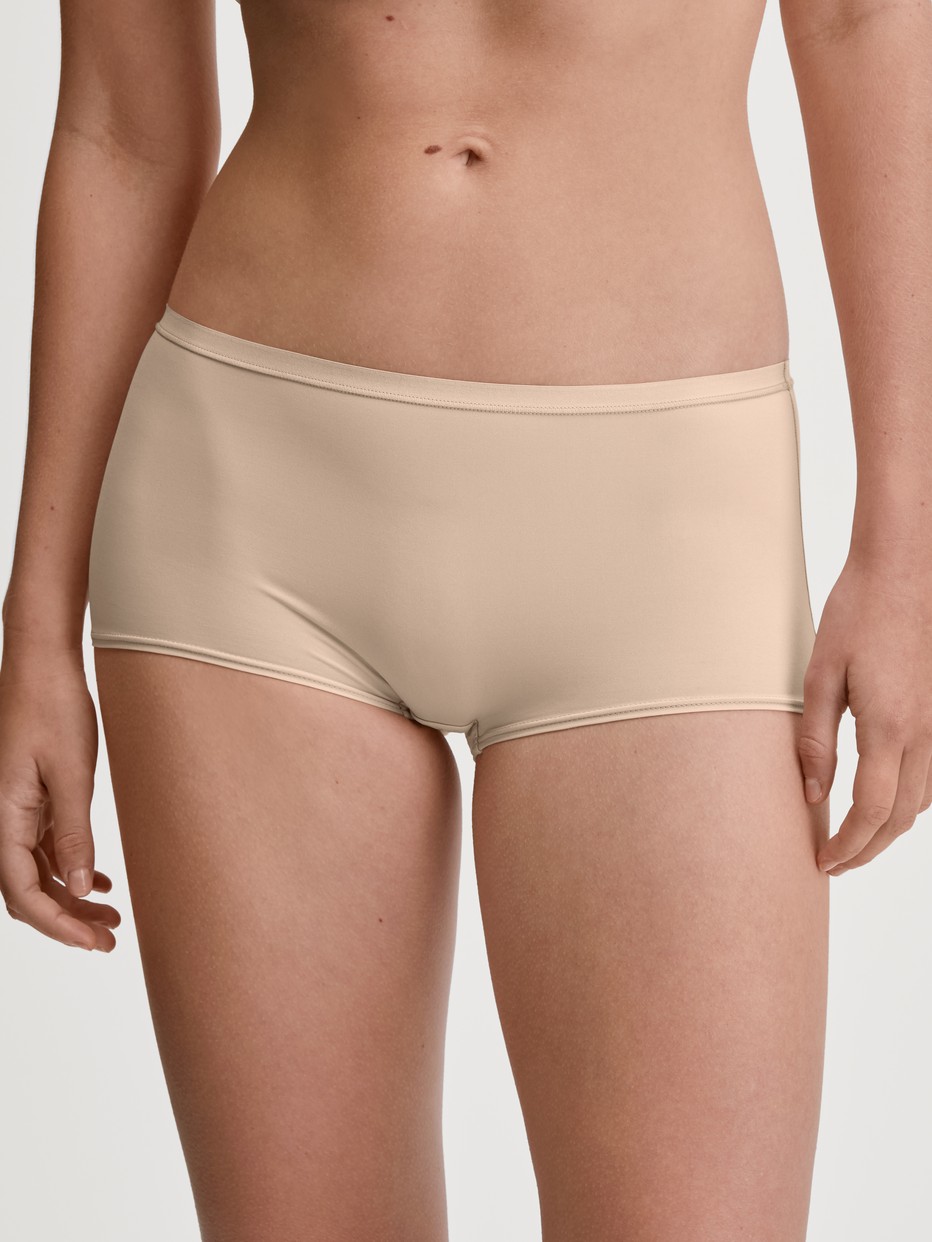 Damen-Model trägt Panty, regular cut aus Polyamid in Rosa, Einfarbig aus Serie Sleek Skin von CALIDA, Vorderansicht