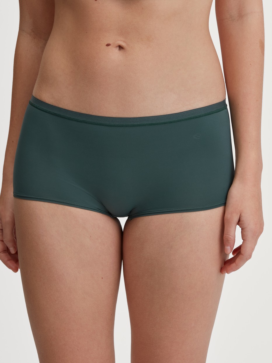 Damen-Model trägt Panty, regular cut aus Polyamid in Grün, Einfarbig aus Serie Sleek Skin von CALIDA, Vorderansicht
