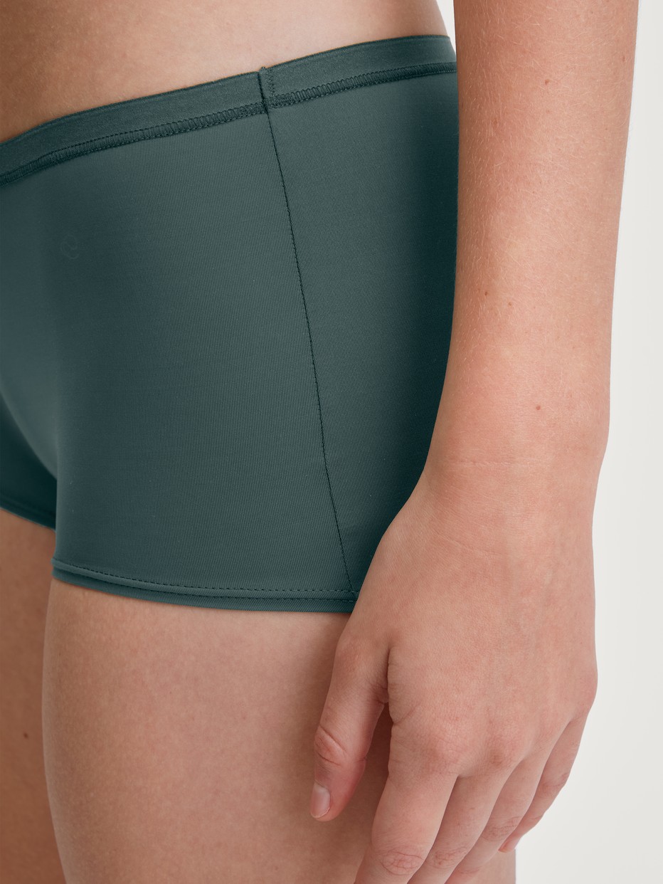 Damen-Model trägt Panty, regular cut aus Polyamid in Grün, Einfarbig aus Serie Sleek Skin von CALIDA, Detail